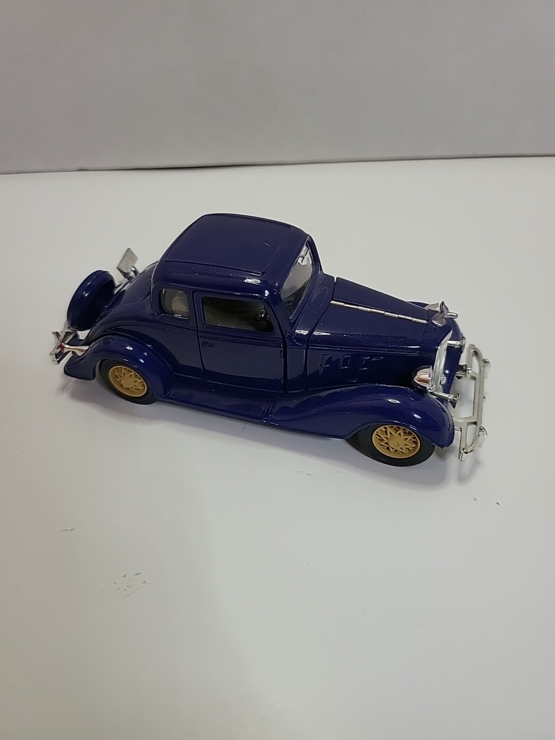 1933 Chevrolet 2 Passenger 5 Window Coupe- 1/32 National Motor Museum Model.