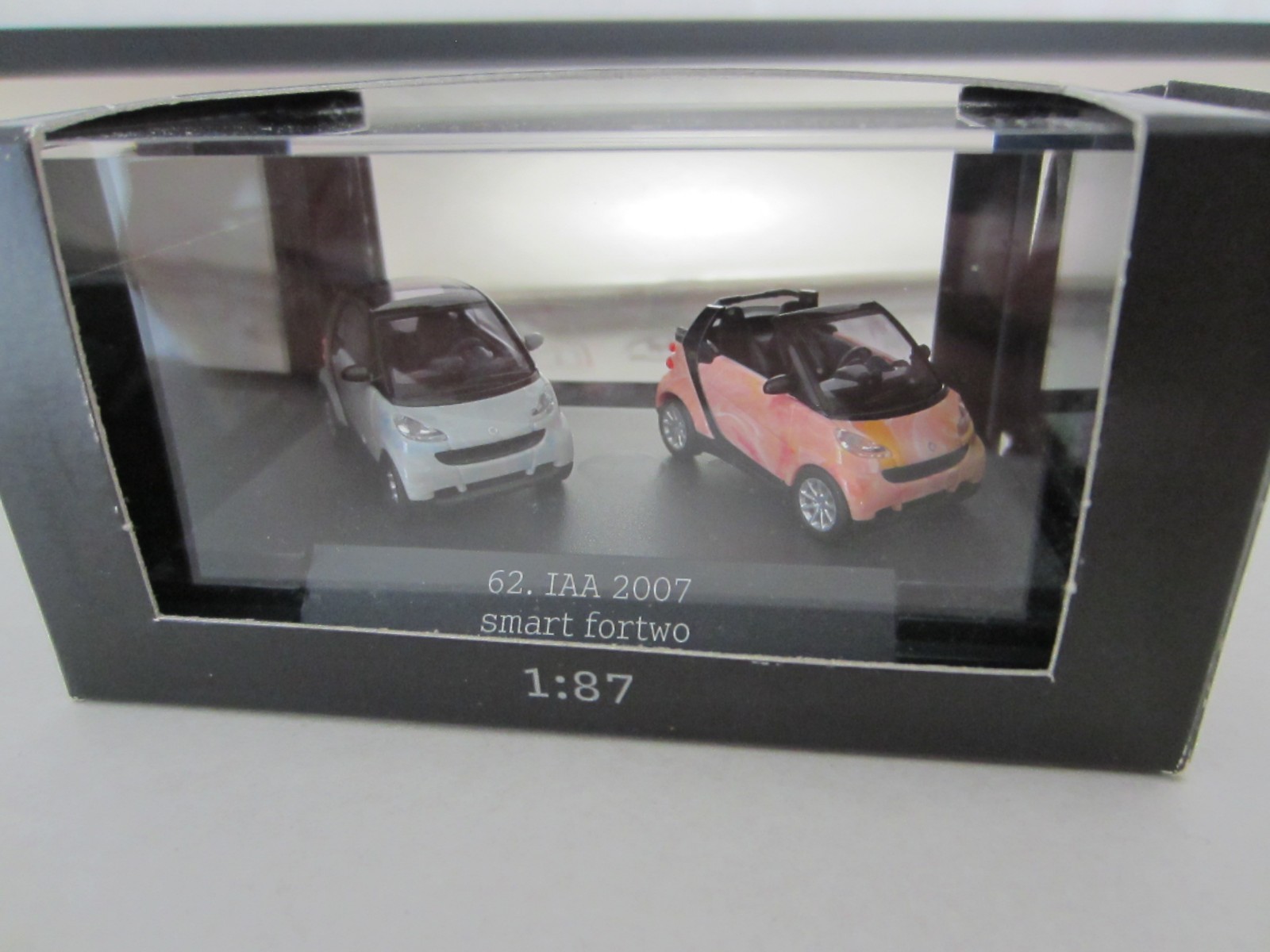 BUSCH L.E. SMART FORTWO SET MARBLE IAA 2007 – model is PLASTIC – HO / 1:87 scale