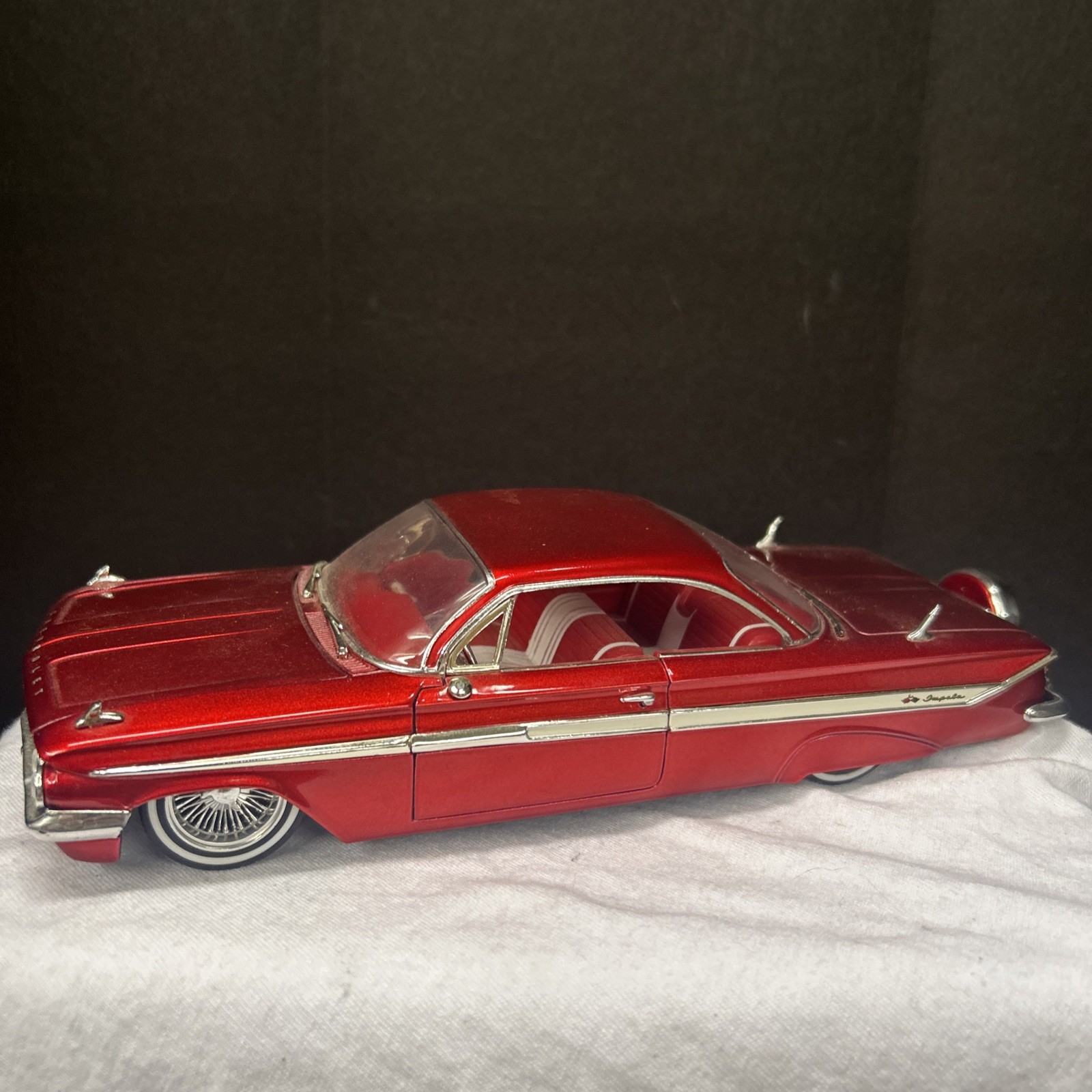 Jada Toys 1:24 Red & White 1961 Chevy Impala Lowrider ULTRA RARE doorswork as is