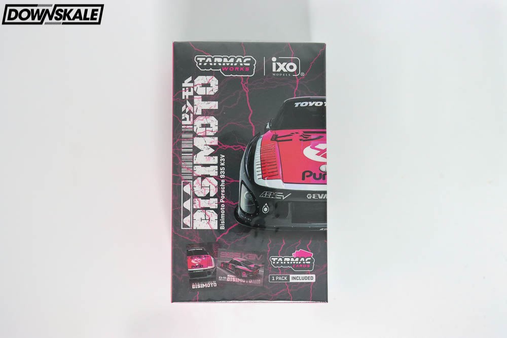 Tarmac Works Bisimoto Porsche 935 K3V with Trading Cards – Pink T64-079-K3V