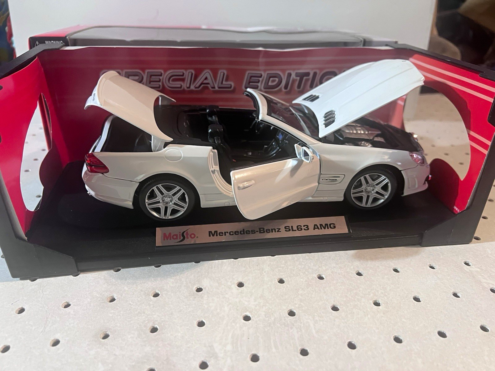 Maisto Special Edition 1:18 Mercedes-Benz SL63 AMG White Opening Doors