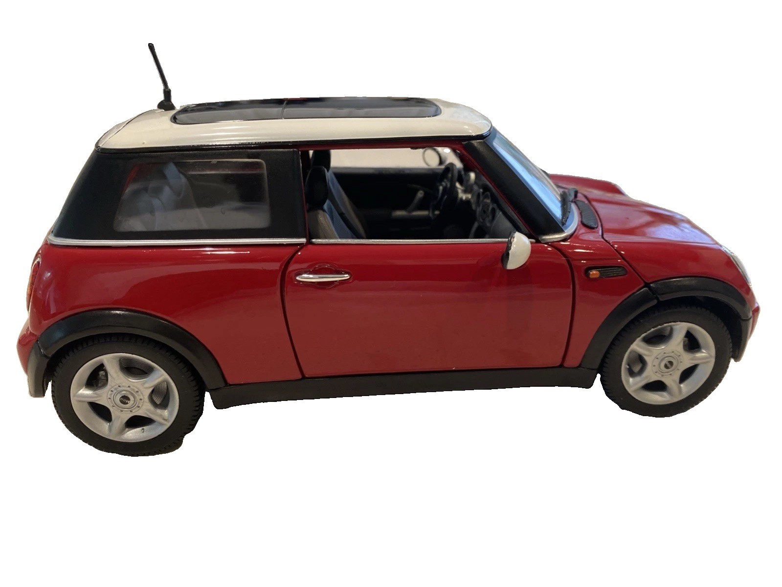 2005 Mini Cooper Red 1:18 Scale Maisto Model With Stand