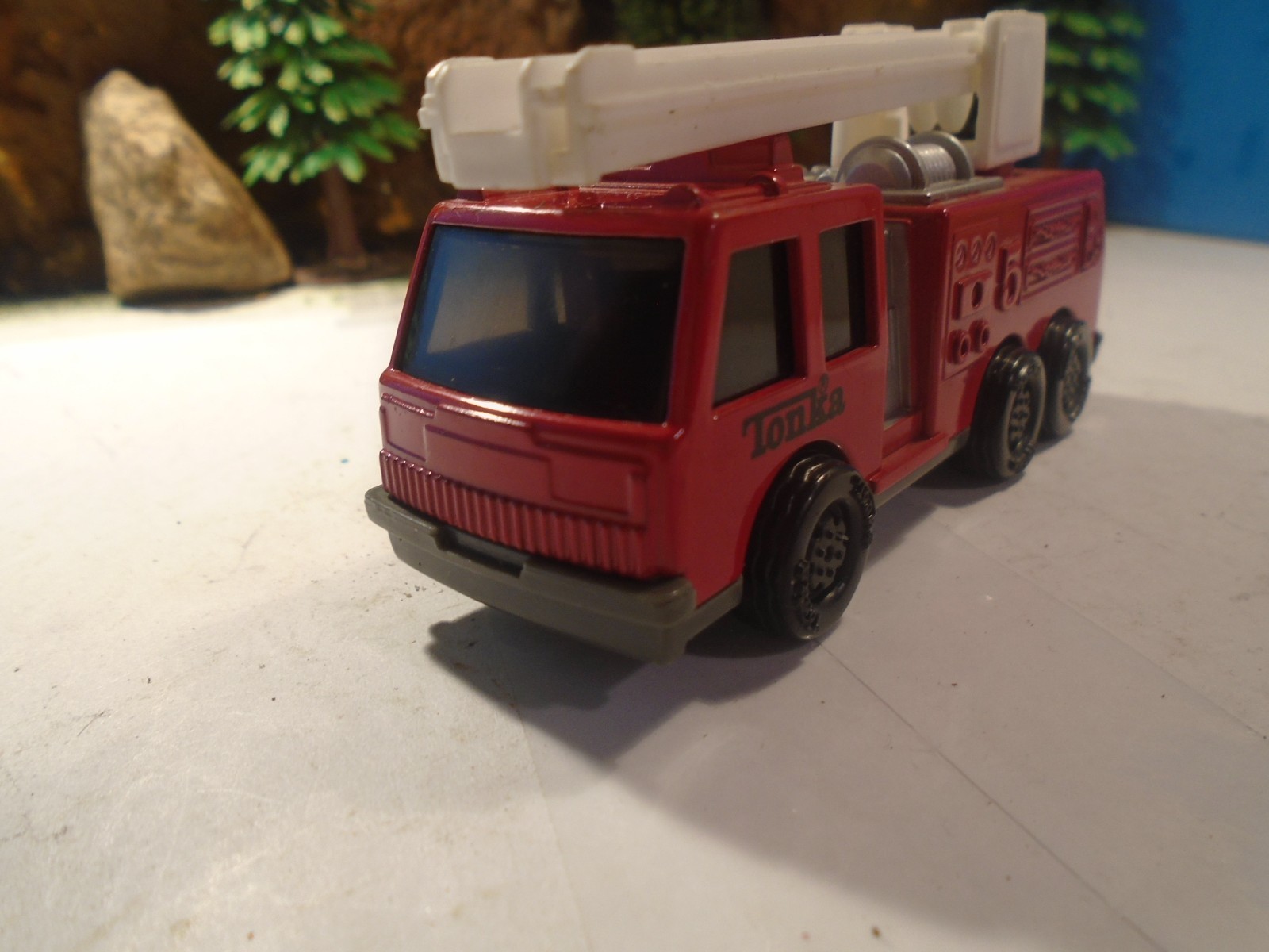 TONKA 1/64 SCALE RED DIECAST FIRE AIRAL LADDER TRUCK 1-185-1