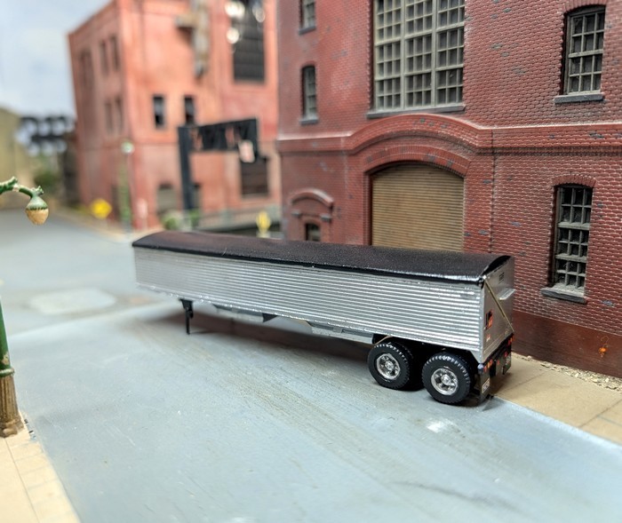 1/87 HO Scale Custom Built 42′ Covered Grain Trailer. 3D Printed Models