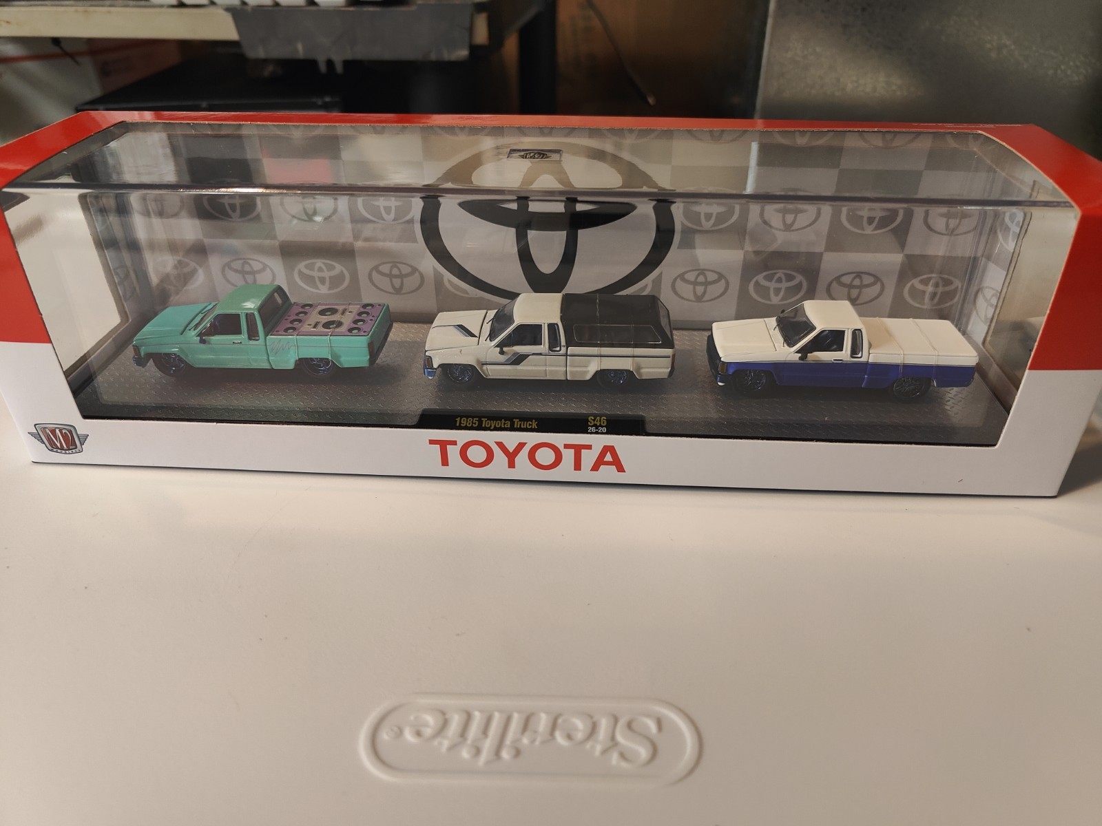 NEW M2 Machines Hauler Toyota 1985 Toyota Trucks – CHASE – IN HAND
