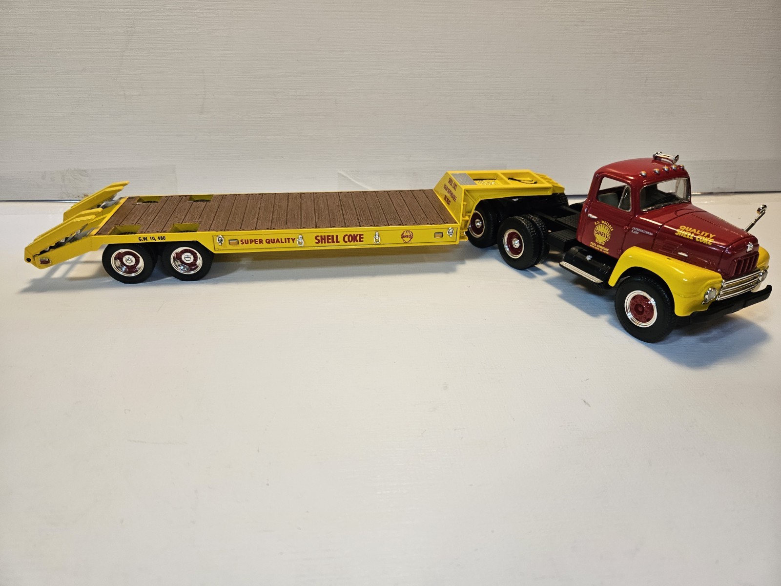 First Gear 1959 Intl. RF200 Tractor w/Low Boy Trailer 1/34 E.J.Wallace “Shell”