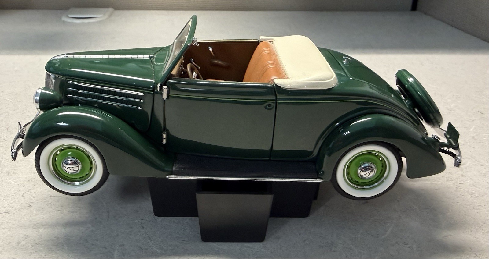 1936 Ford 1:24 Green Convertible With Stand Franklin Mint Precision Models Loose