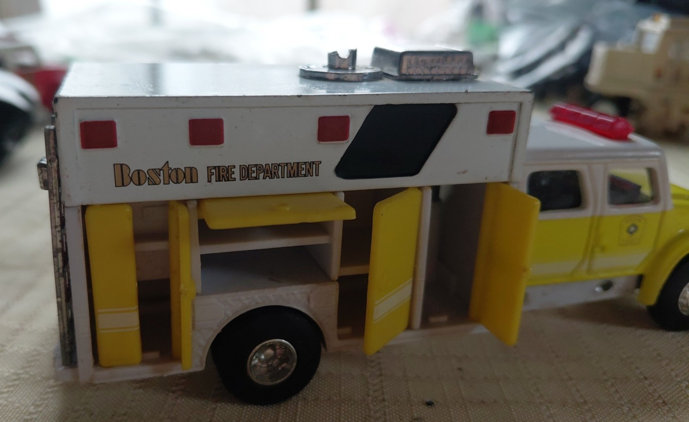 Road Champs International Boston Fire Department Rescue Truck pair 1:64