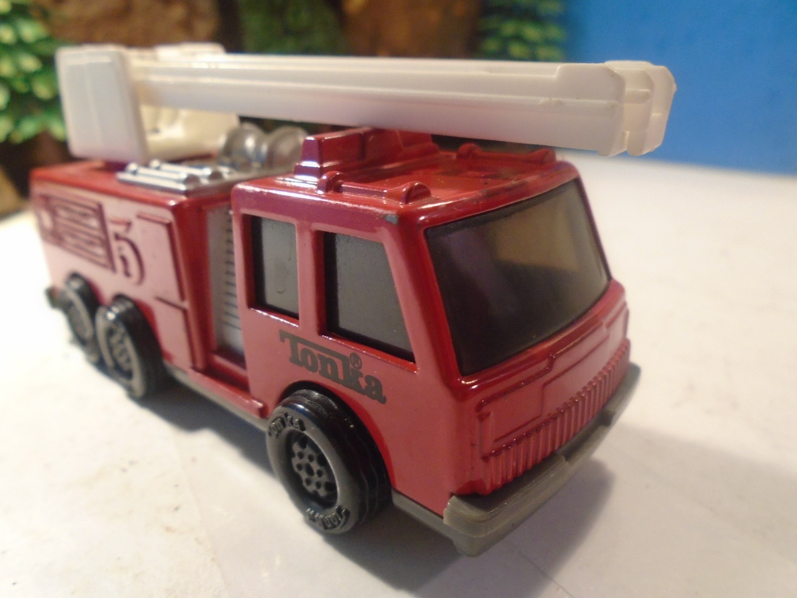 TONKA 1/64 SCALE RED DIECAST FIRE AIRAL LADDER TRUCK 1-185-1