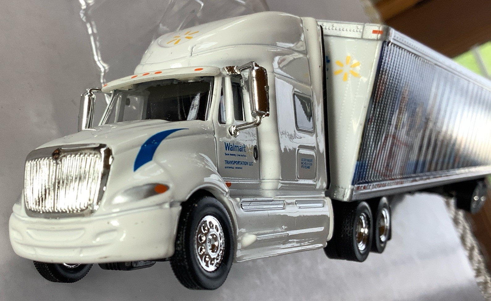 Intl. Prostar Sleeper Cab Tractor w/53’ Dryvan Trailer Walmart (heart Logo) 1:87
