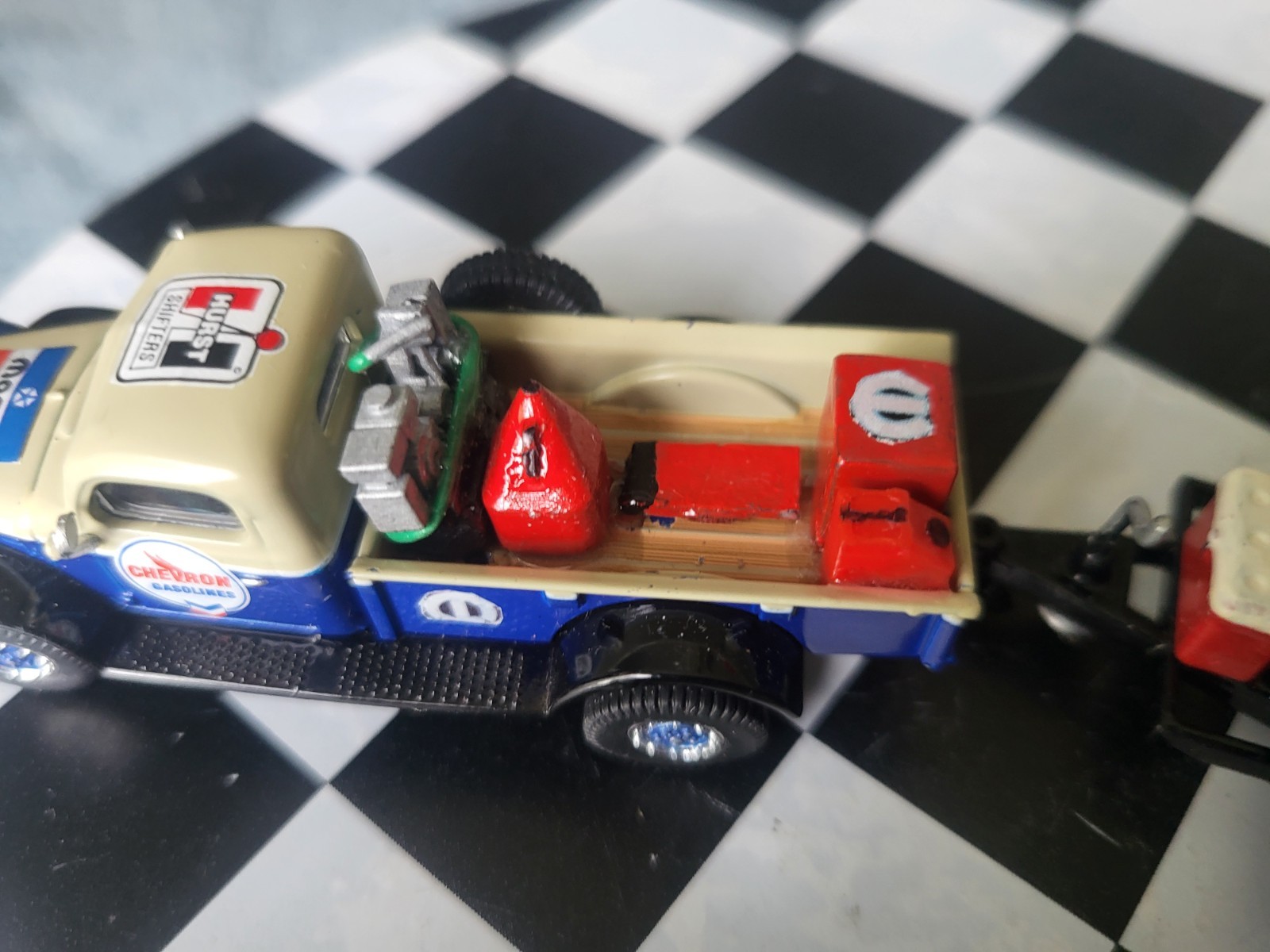 1948 DODGE POWER WAGON WRECKER”CHEVRON” & 69Plym RoadRunner 1/64 Scale Set