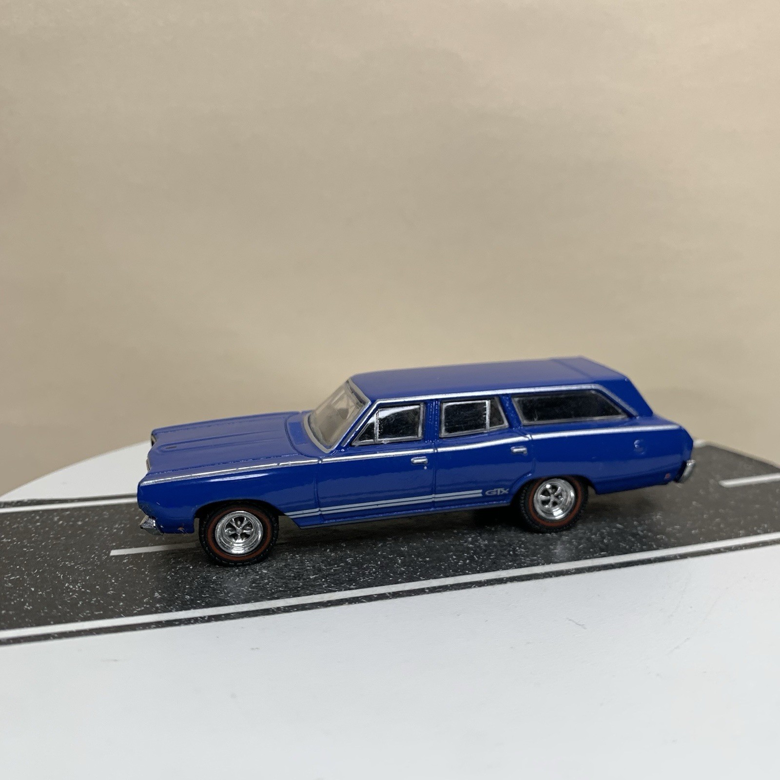 Greenlight Estate Wagons 1968 Plymouth Satellite GTX Tribute Wagon Blue 1:64 NM