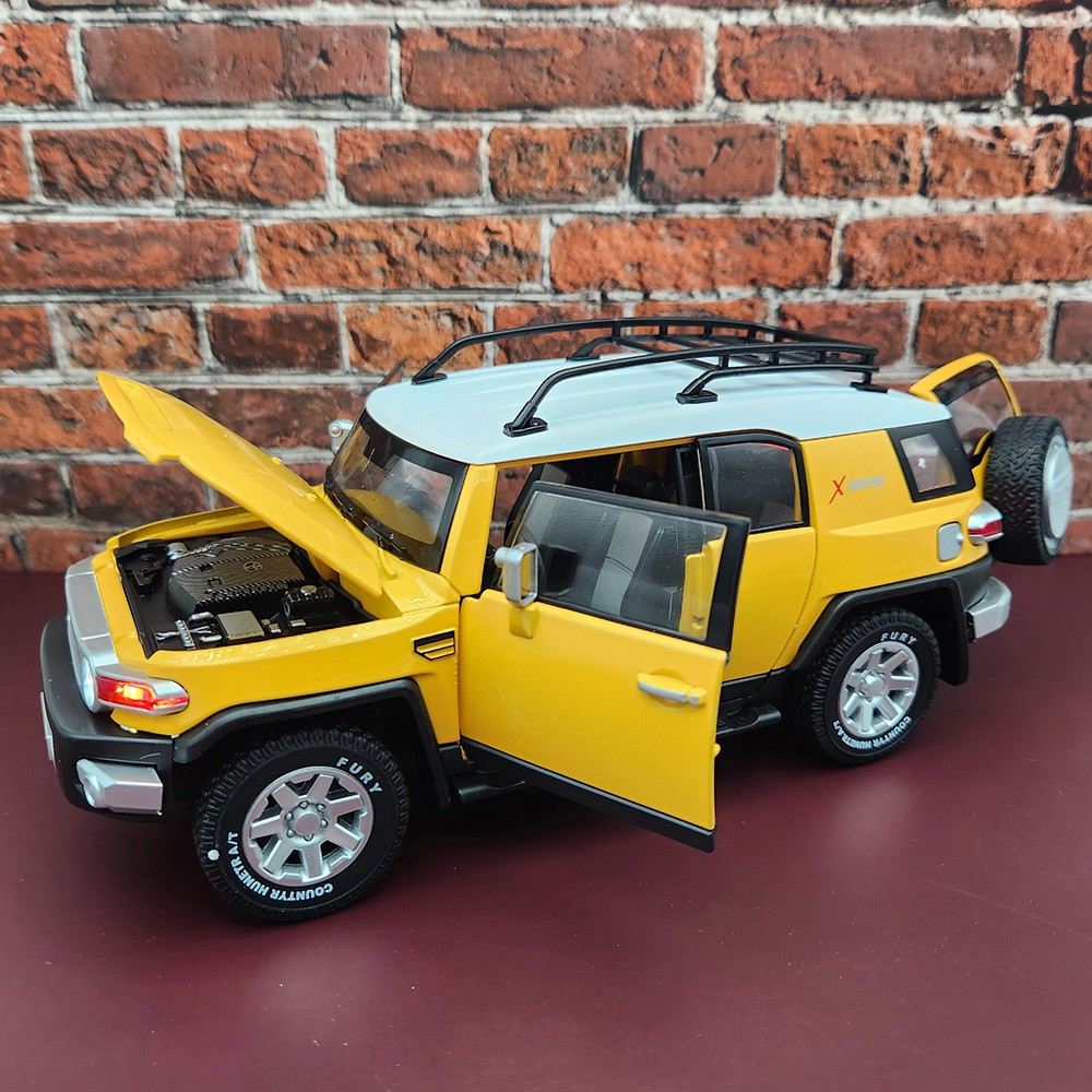2007/2014 TOYOTA FJ Cruiser 1:24 Diecast – Officially Licensed – Yellow With Box