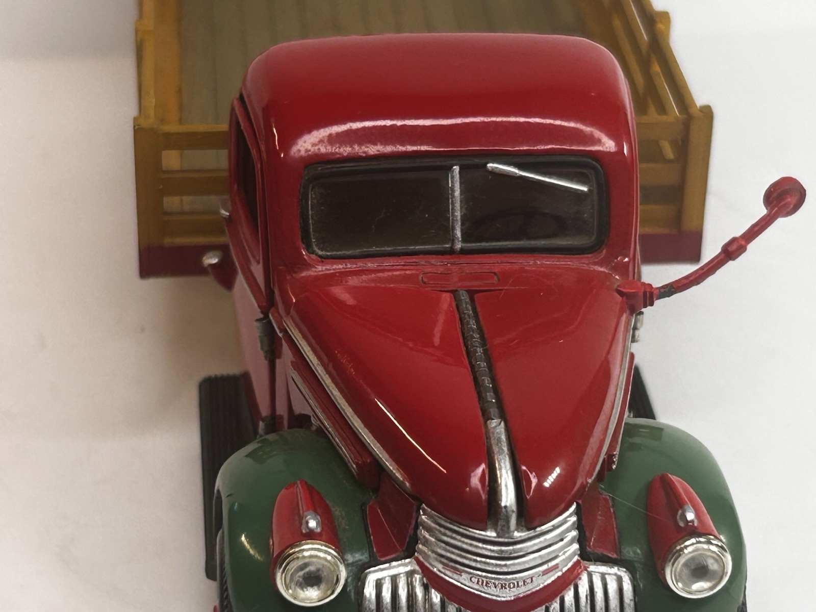 National Motor Museum Mint 1941 Chevrolet Flatbed Stake Truck Red/Green 1:32 DC