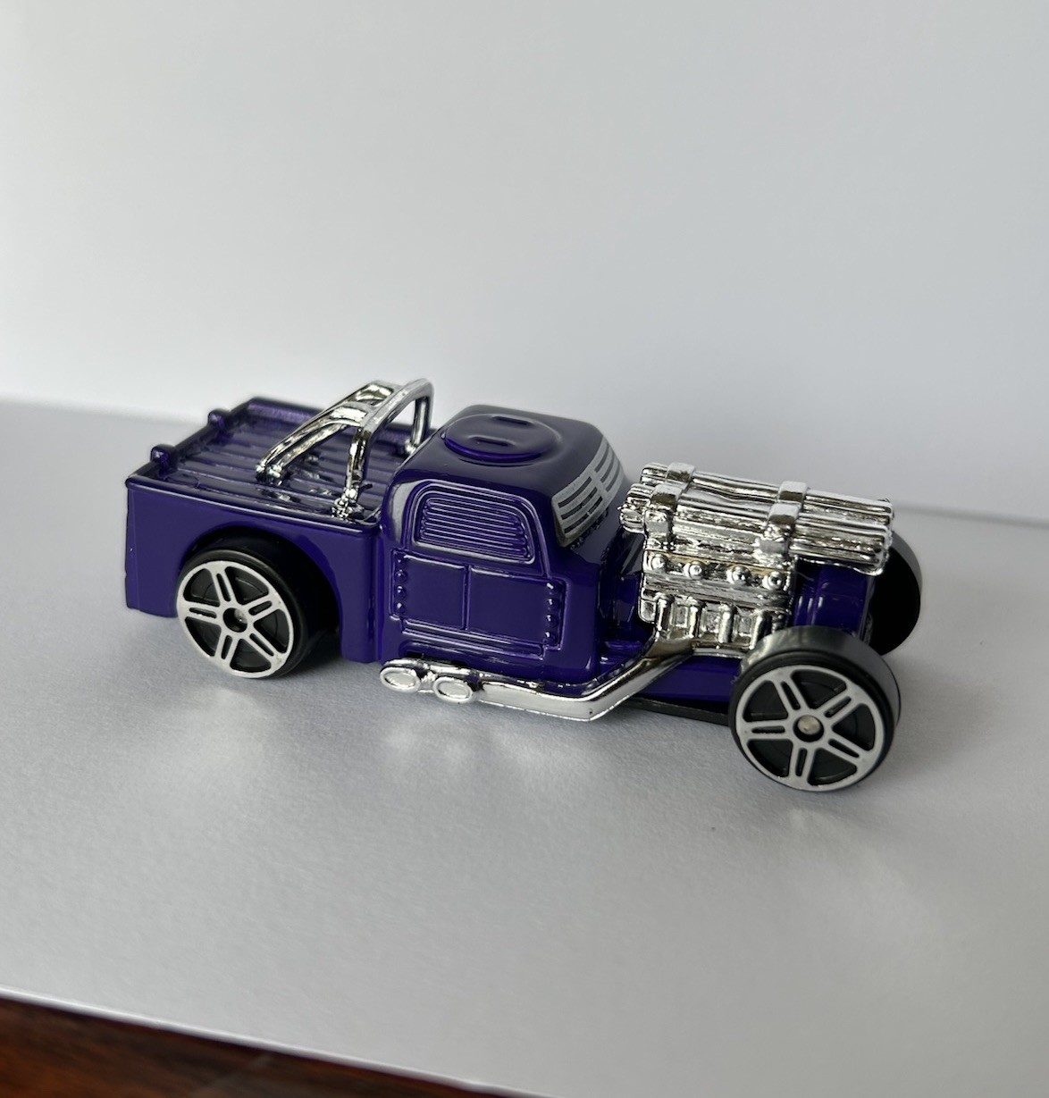 Maisto Purple Leadslinger Diecast Truck 1:64 Scale Transportation Memorabilia