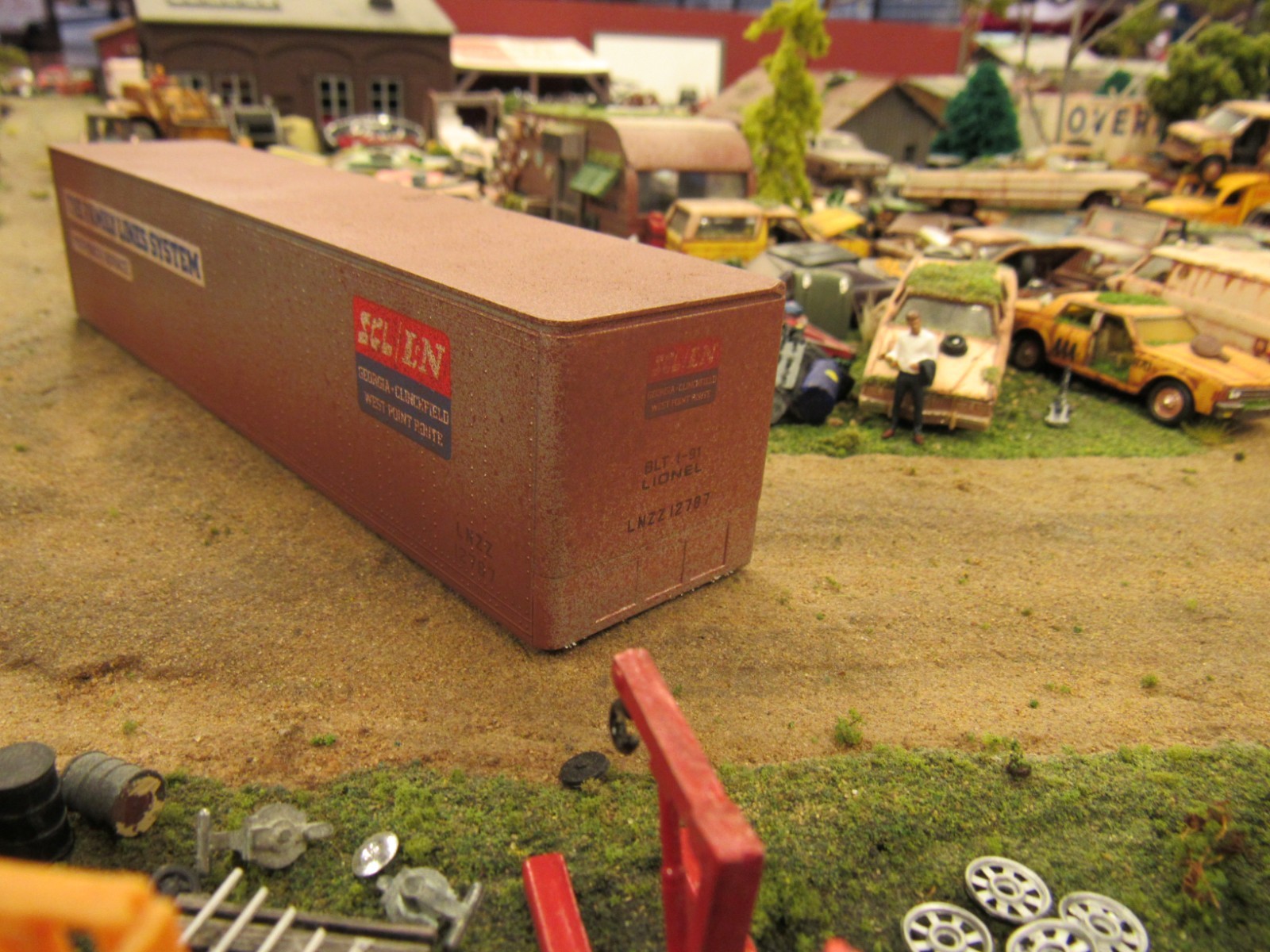 CUSTOM BUILT WEATHERED RUSTY JUNK YARD SEMI TRAILER PARTS CONTAINER 1:64/ FAMILY