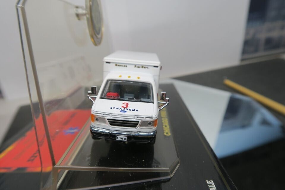 CODE 3 EMS CHICAGO FIRE DEPT FORD E 350 AMBULANCE #12056 LIMITED EDITION 1:64