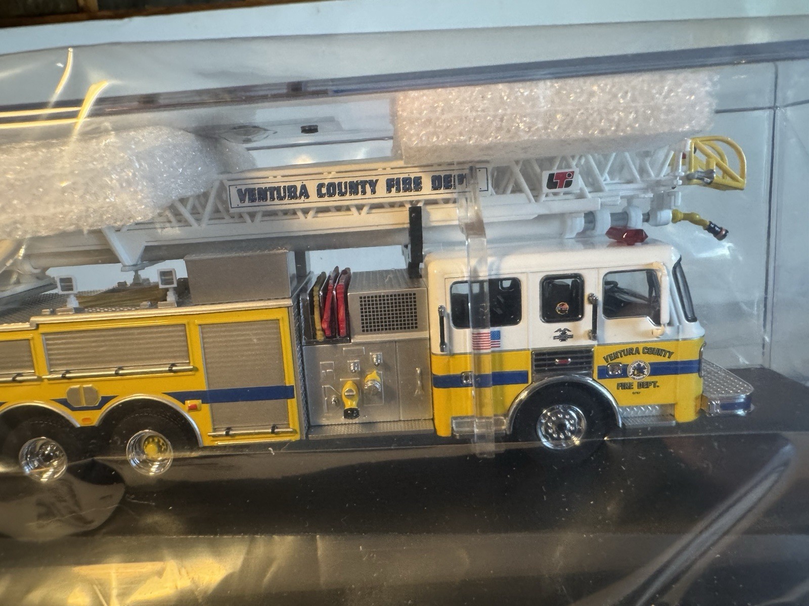 Code 3 , 1:64 Die-CastVentura County Fire Dept ALF Rear Mount RE-40 #12753 MIB