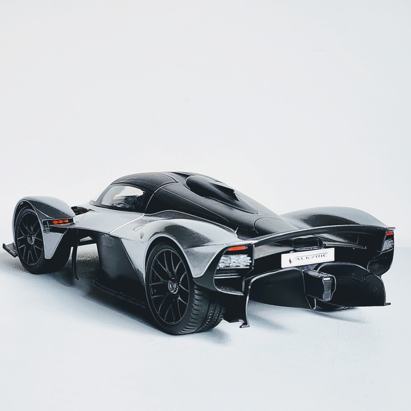 Maisto Special Edition Aston Martin Valkyrie Silver 1:18 Diecast