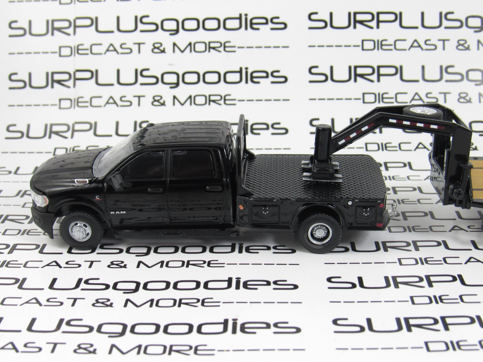 Greenlight 1:64 Black 2023 DODGE RAM 3500 Dually Flatbed w/Gooseneck Trailer