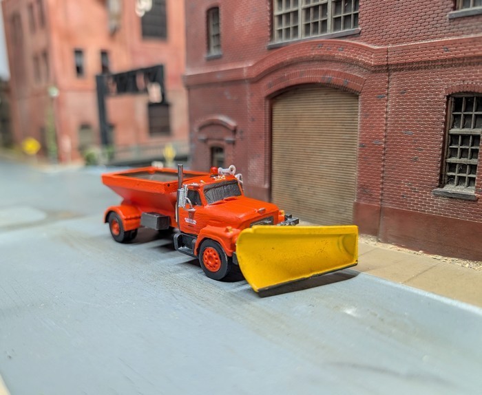 Custom Built 1/87 HO Scale 1970s International Fleetstar Snowplow/Salter Truck