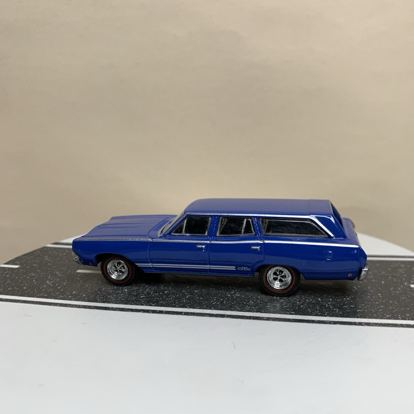 Greenlight Estate Wagons 1968 Plymouth Satellite GTX Tribute Wagon Blue 1:64 NM