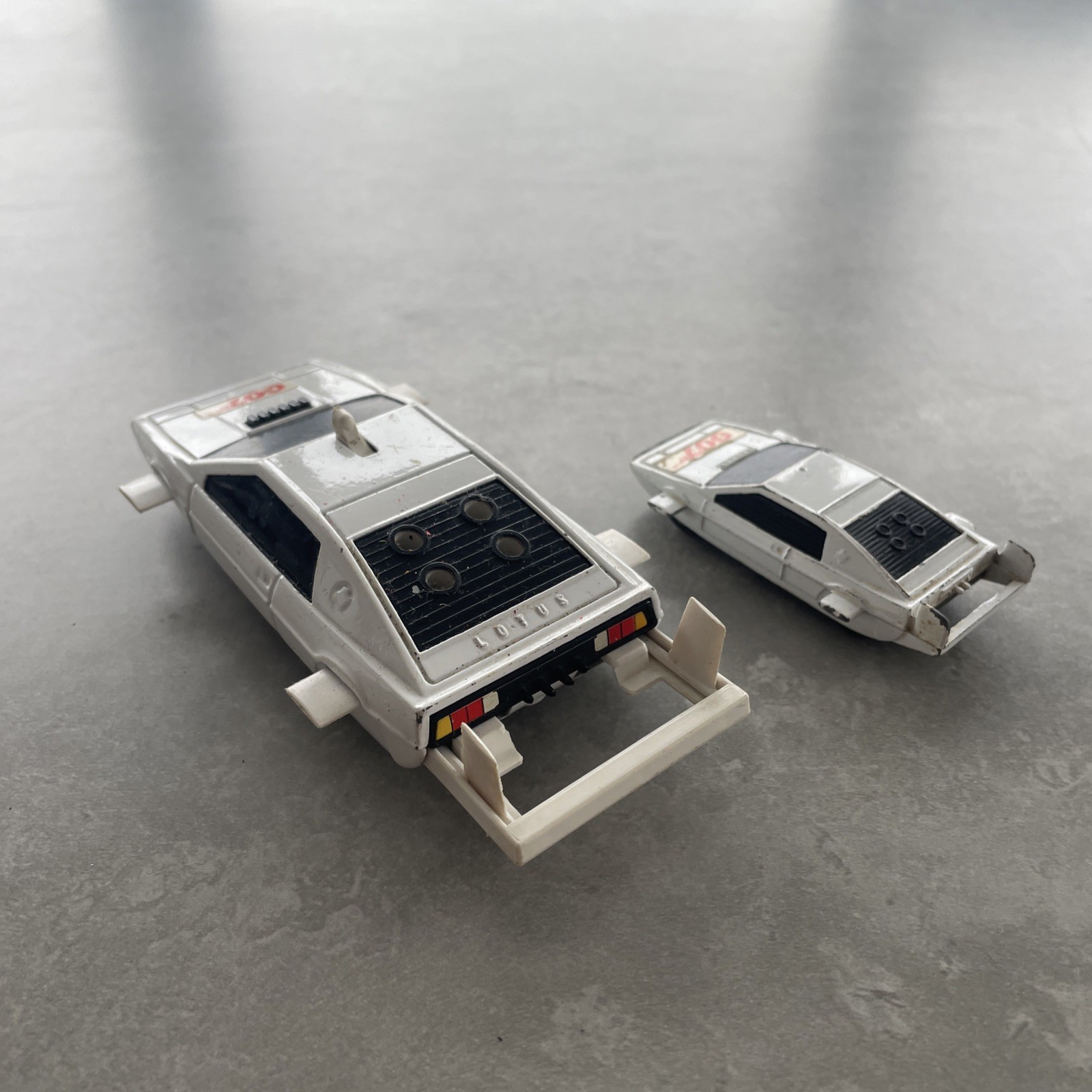 2 Corgi James Bond 007 Lotus Esprit (1 corgi juniors) amphibious cars both GB
