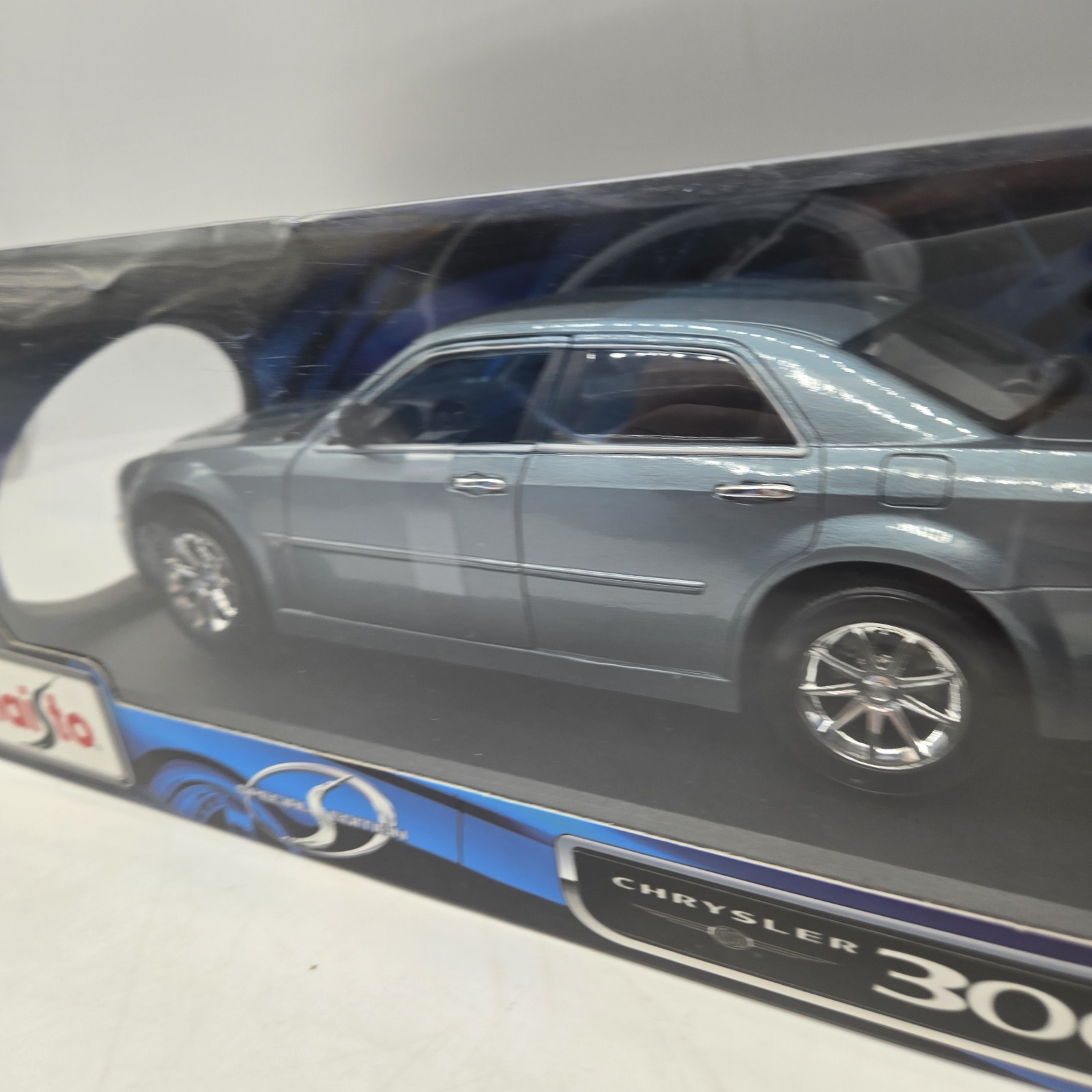 Maisto 1/18 Scale 2005 Chrysler 300C Hemi Special Edition – Metallic Silver/Gray
