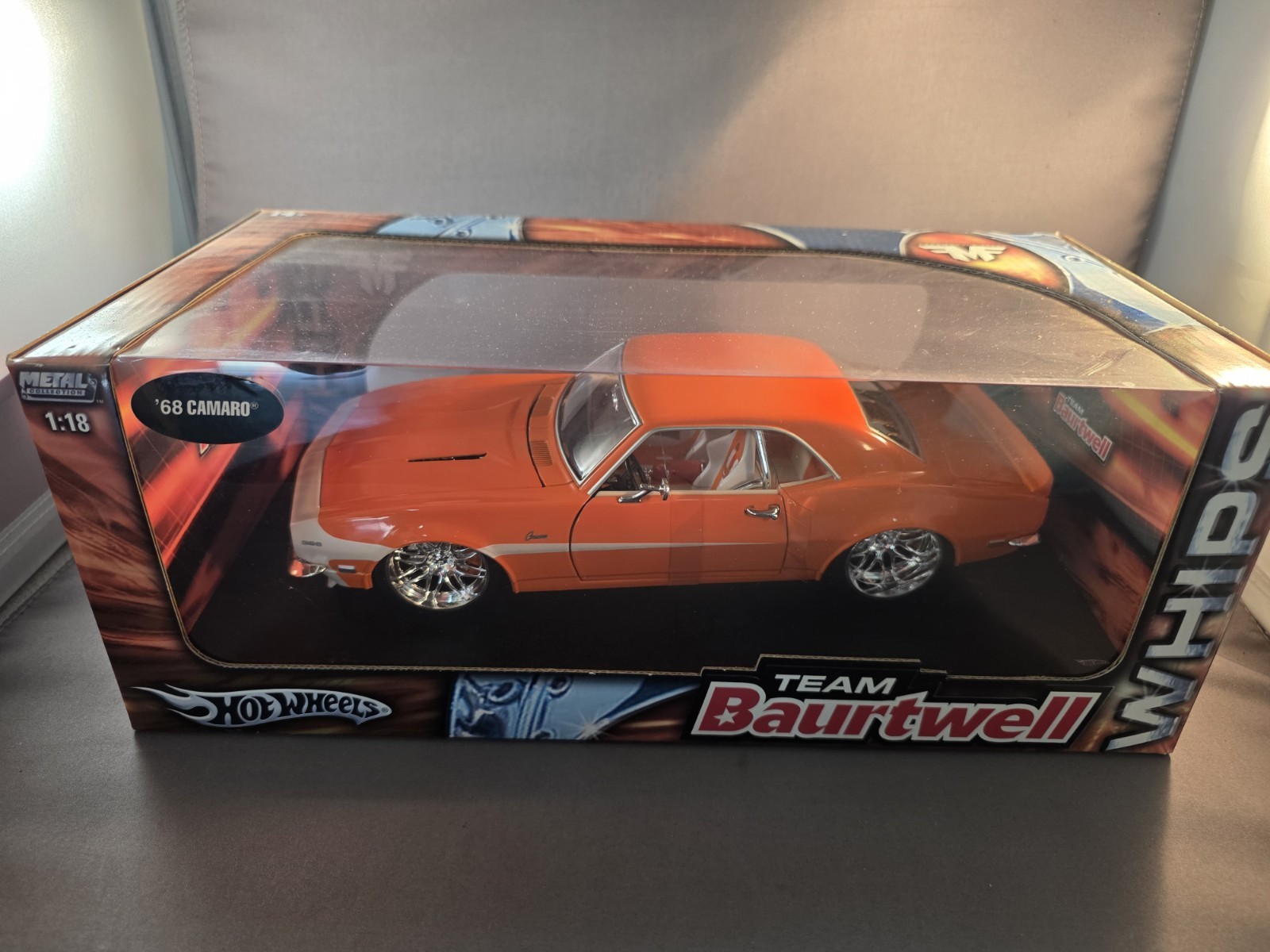 1:18 HOT WHEELS TEAM BAURTWELL WHIPS 68 CAMARO ORANGE & WHITE Chevrolet 2004 67