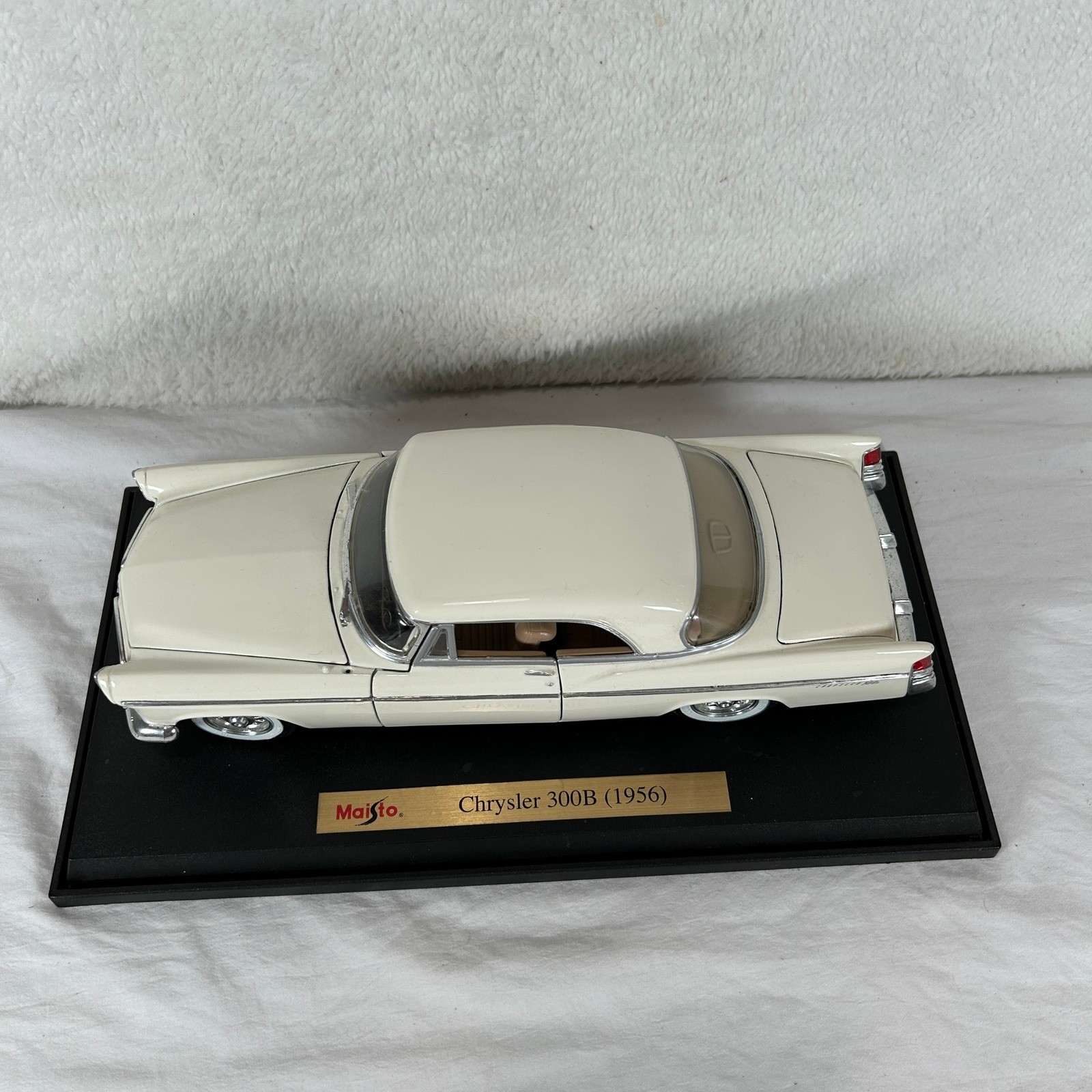 Maisto Chrysler 300B 1956 Cream 1:18 Scale Diecast Model Car with Display Stand