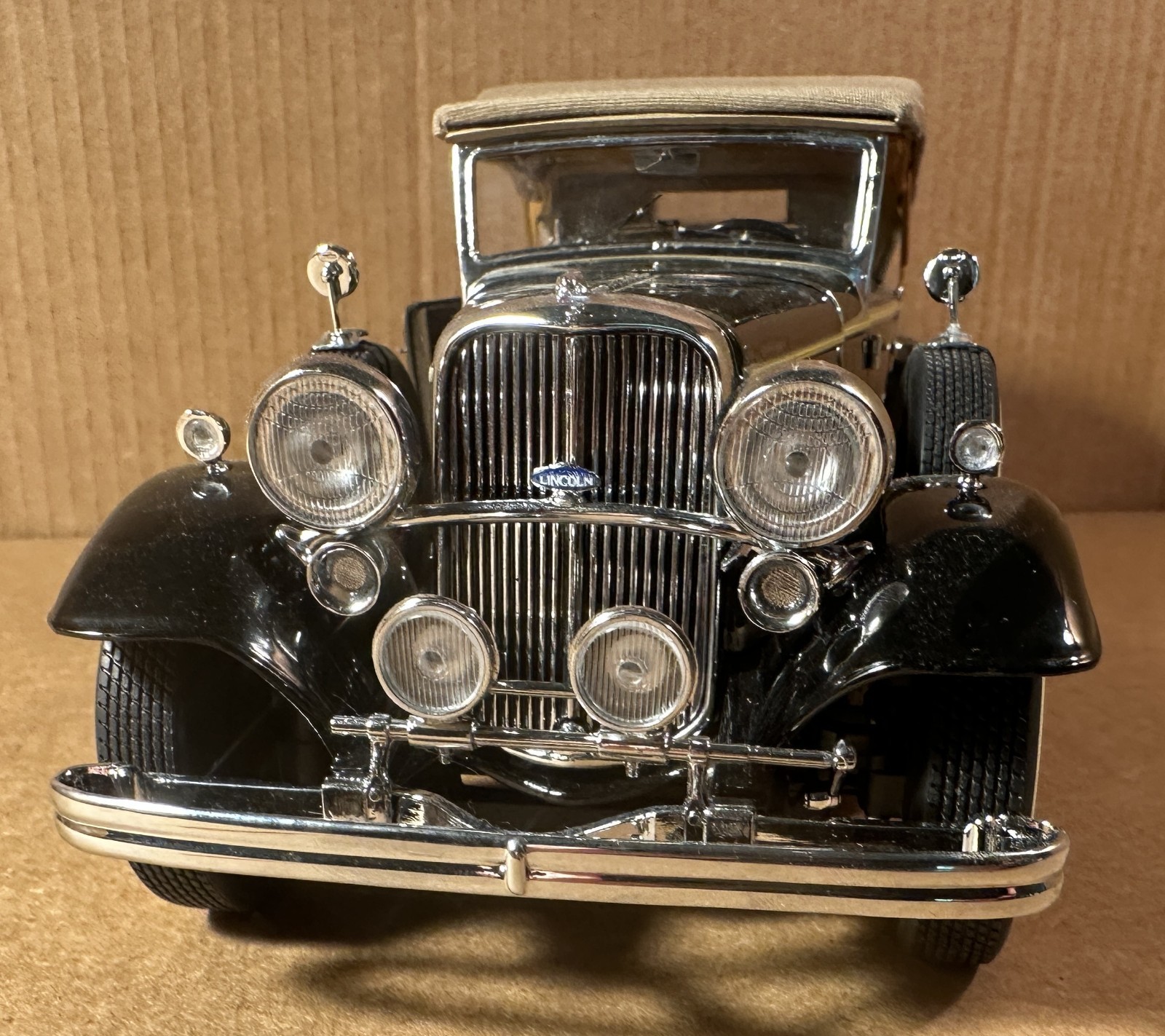 Motor City Classics 1/18 1932 Lincoln KB, 4 D convertable, green w/yellow stripe