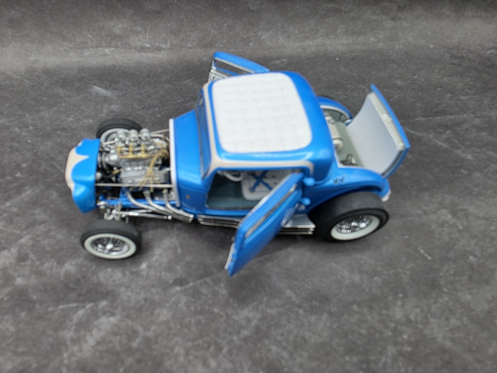 Danbury Mint 1932 Ford Little Deuce Coupe V8 1:24 Scale Diecast Beach Boys Car