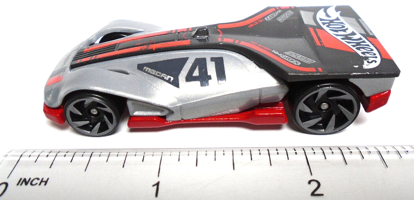 2022 HOT WHEELS ROLLIN’ SOLO #41 SILVER & BLACK 1:64 DIECAST 2 5/8″ CAR W/ RED