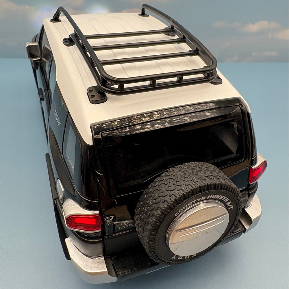 2007/2014 TOYOTA FJ Cruiser 1:24 Diecast – Officially Licensed – Black With Box