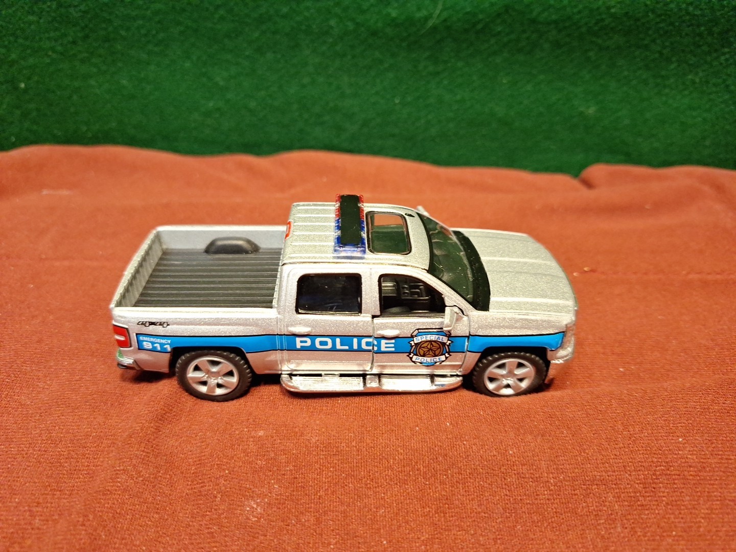 Kinsmart 1:46 2014 Police Chevy Silverado Sliver