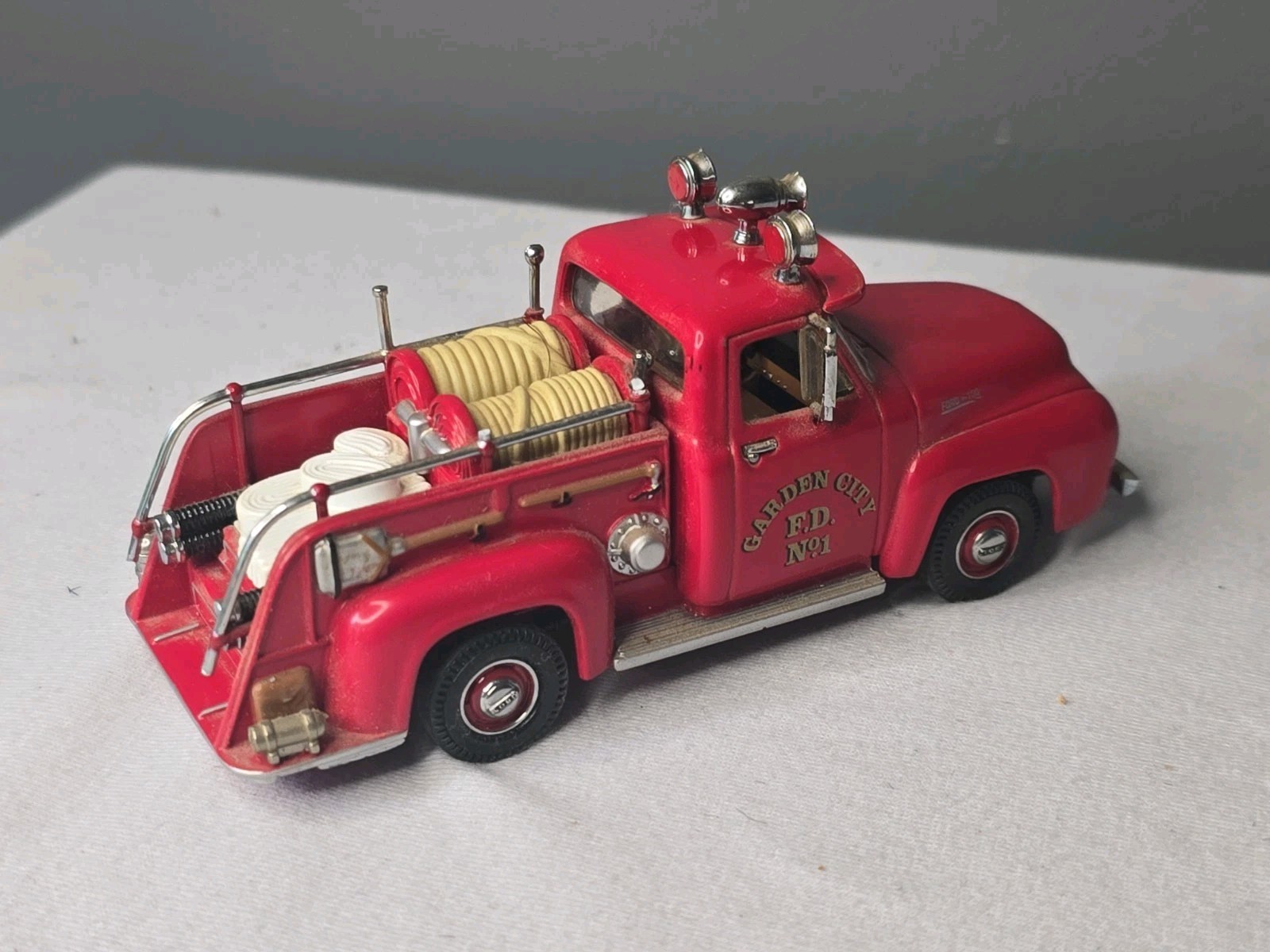 Matchbox Models of Yesteryear-1953 Ford Fire Truck – 1:43-Garden City Fire Dept.