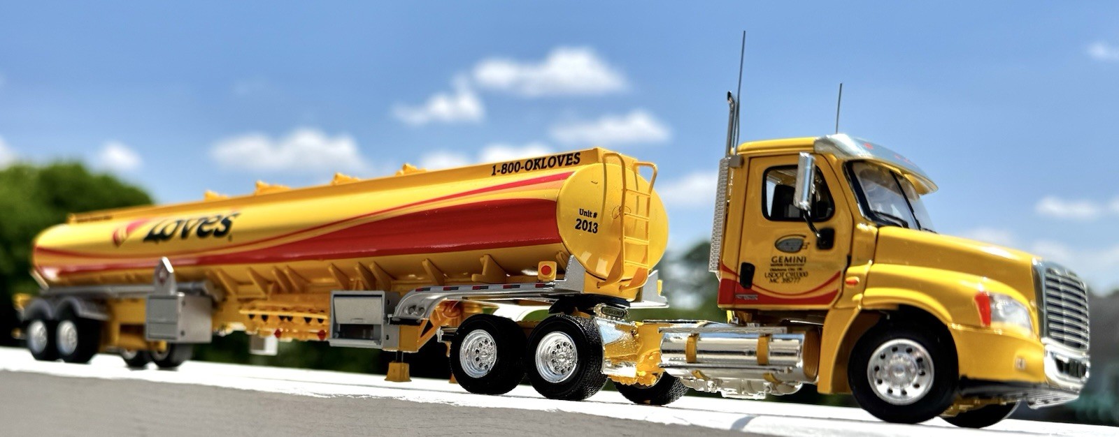 Tonkin 1/53 Loves Freightliner Cascadia Day Cab Fuel Tanker Semi Limited Edition