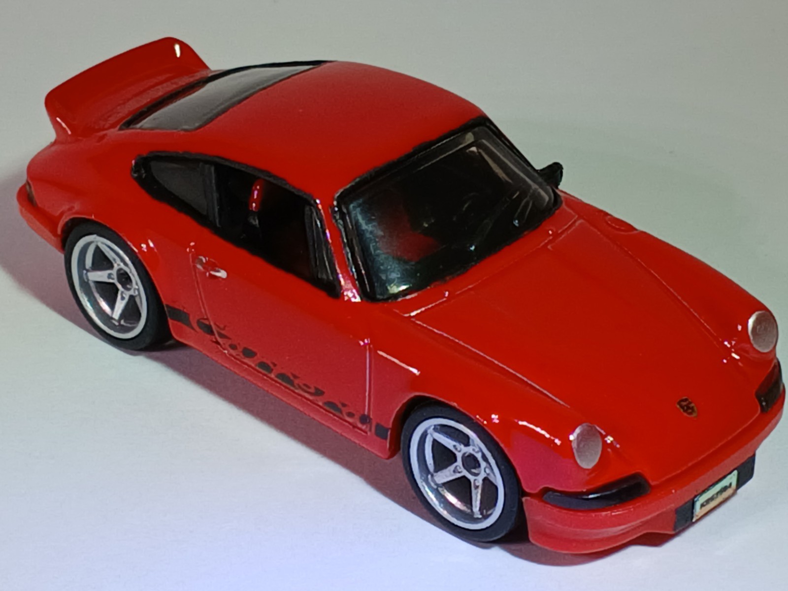 Hot Wheels Factory Fresh Porsche 911 Carrera RS 2.7 Red 1:64 Real Riders- Inter.