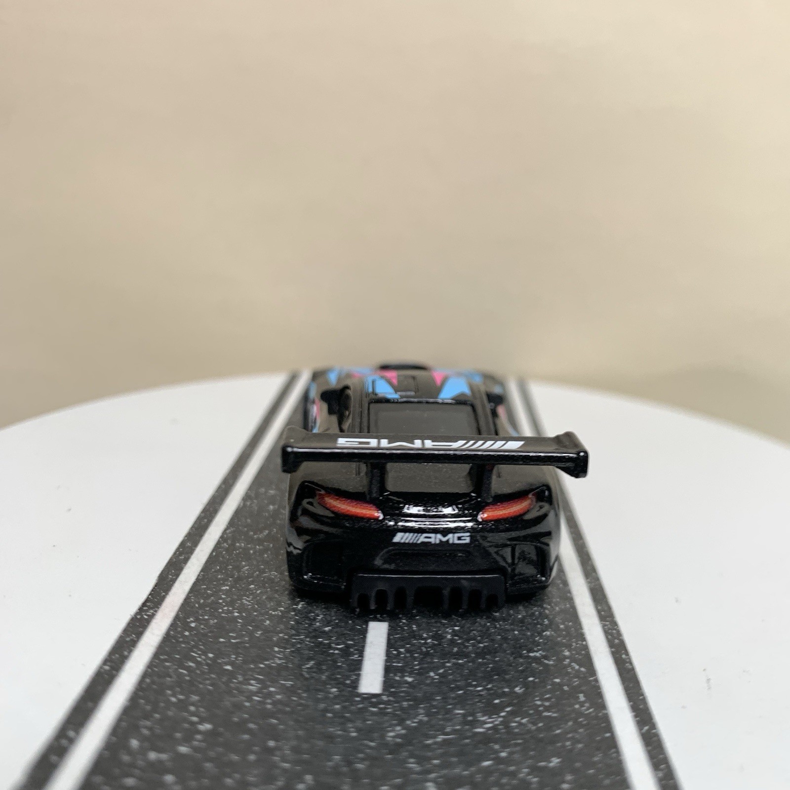 2024 Hot Wheels Neon Speeders #5/8 ’16 Mercedes-AMG GT3 Black/Blue/Pink 1:64 NM