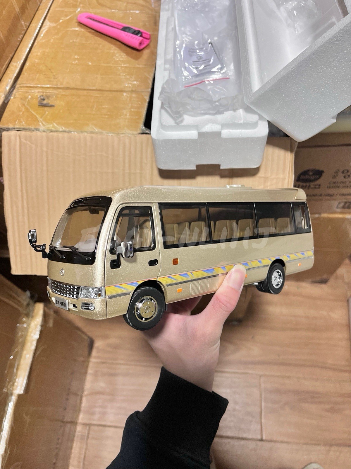 1:24 Scale Golden Dragon Coaster Minibus Diecast Model Car