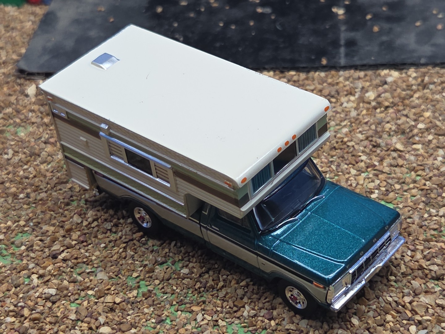 GREENLIGHT 1978-79 4×4 Ford F-250 XLT Lariat Truck 1:64 CAMPER Farm Ertl 1979