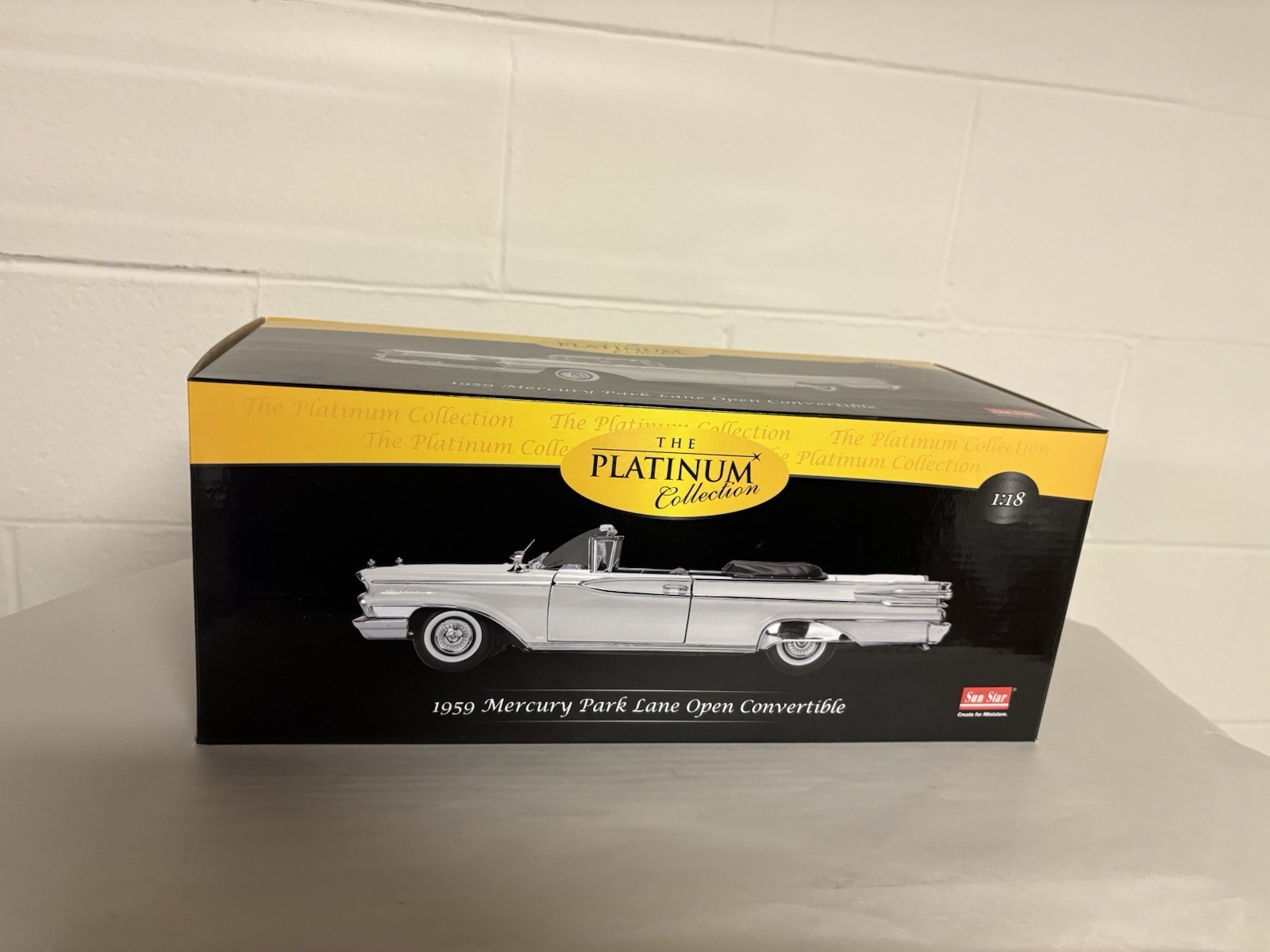 Sun Star- 1959 Mercury Park Lane Open Convertible-1:18 – Platinum Collection-New