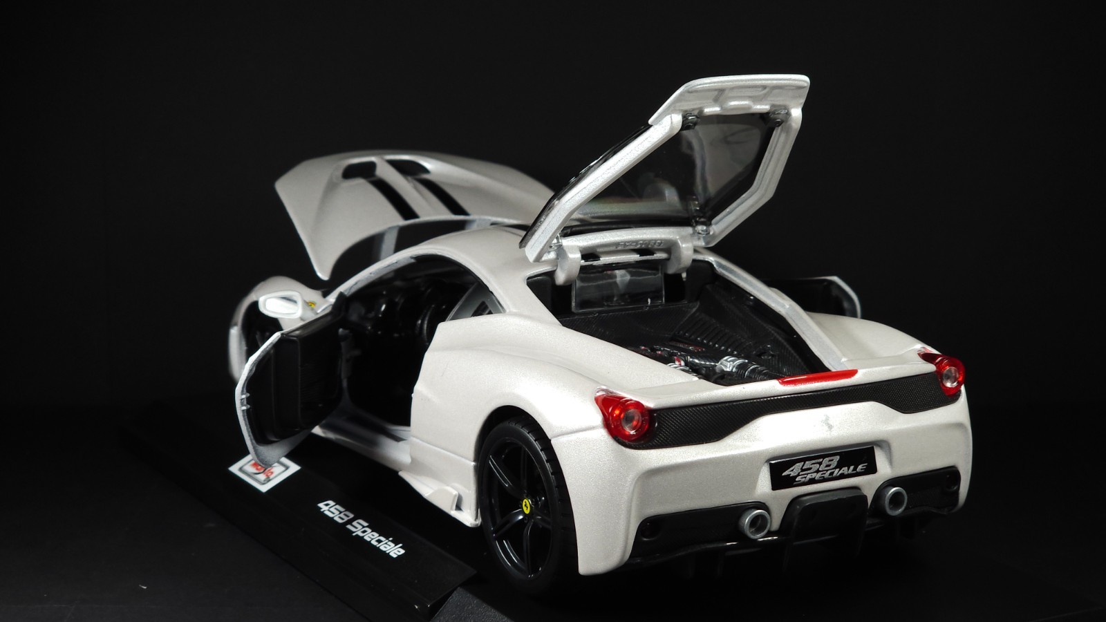 458 Speciale 1:18 Maisto Exclusive Style Special Edition – White