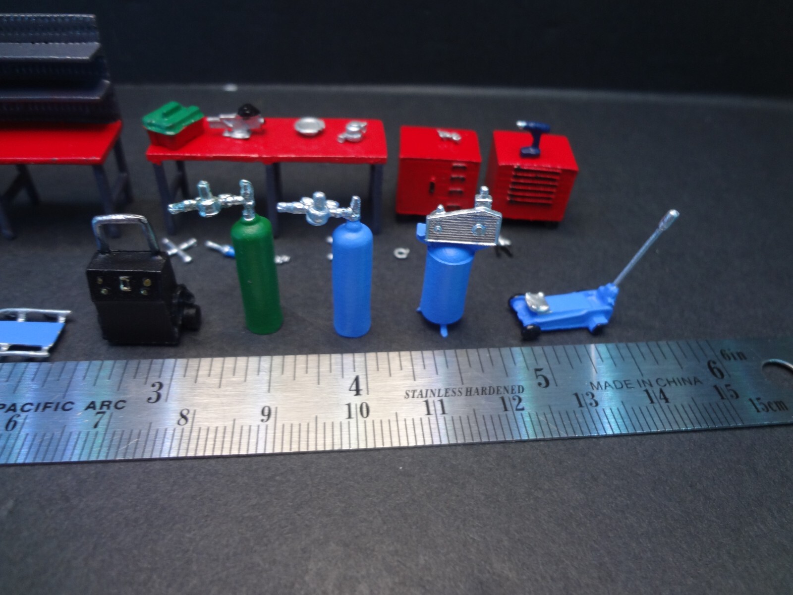 1:64 Scale Auto Repair Shop Workstation & Mechanic Tool Set Diorama Accessories
