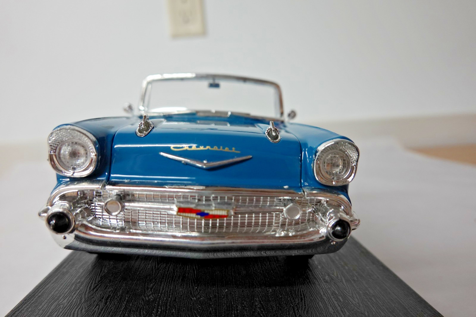 Yat Ming 92108 1957 Blue Chevrolet Bel Air Convertible Road Legends 1:18 Scale