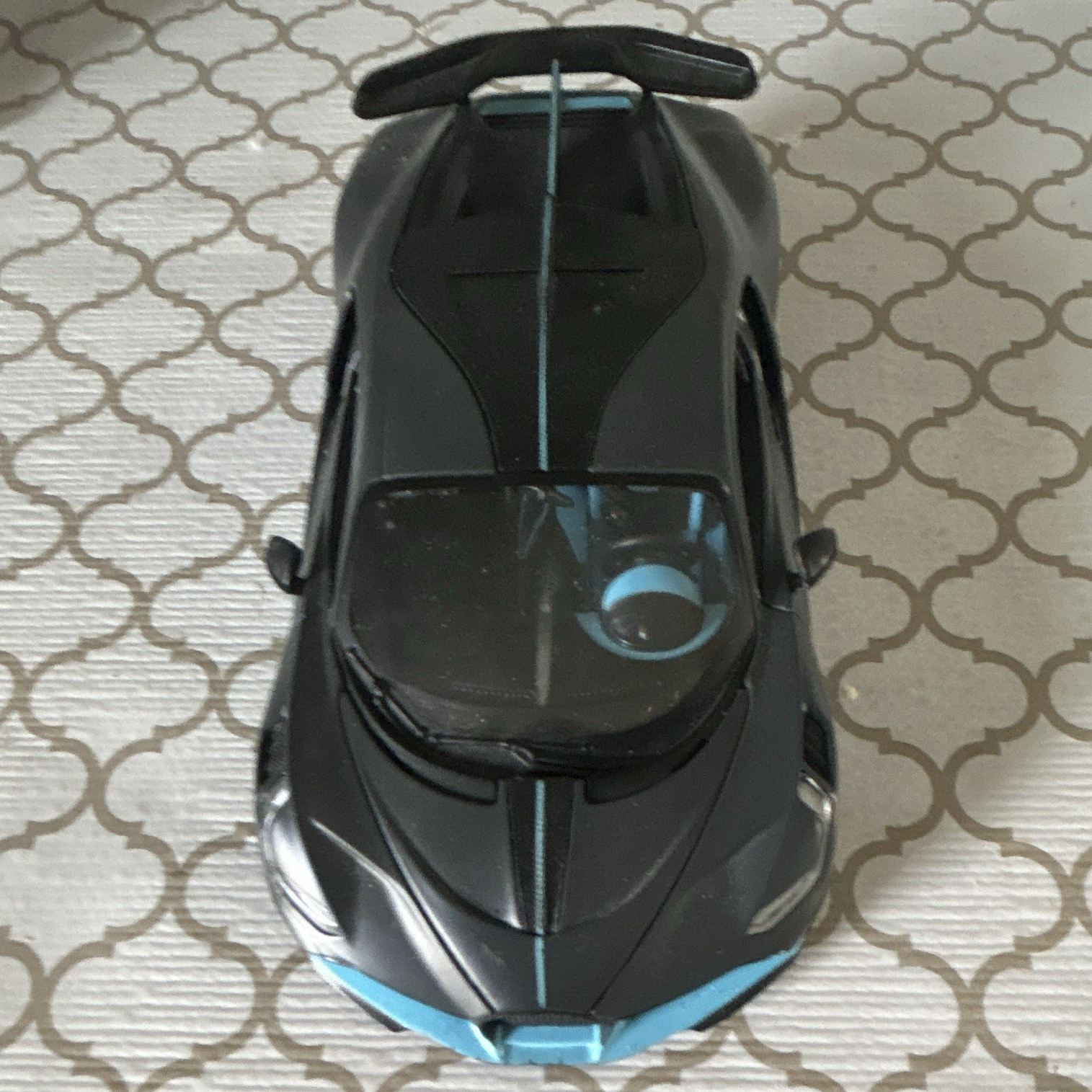 Maisto Diecast Model Sports Car Toy – Black/Blue, Opening Doors Feature