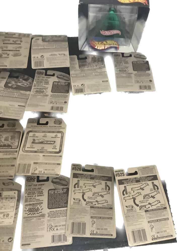 Hot Wheels Bundle – Set of 33 Assorted Cars – (PLEASE SEE PHOTOS) (9250618)