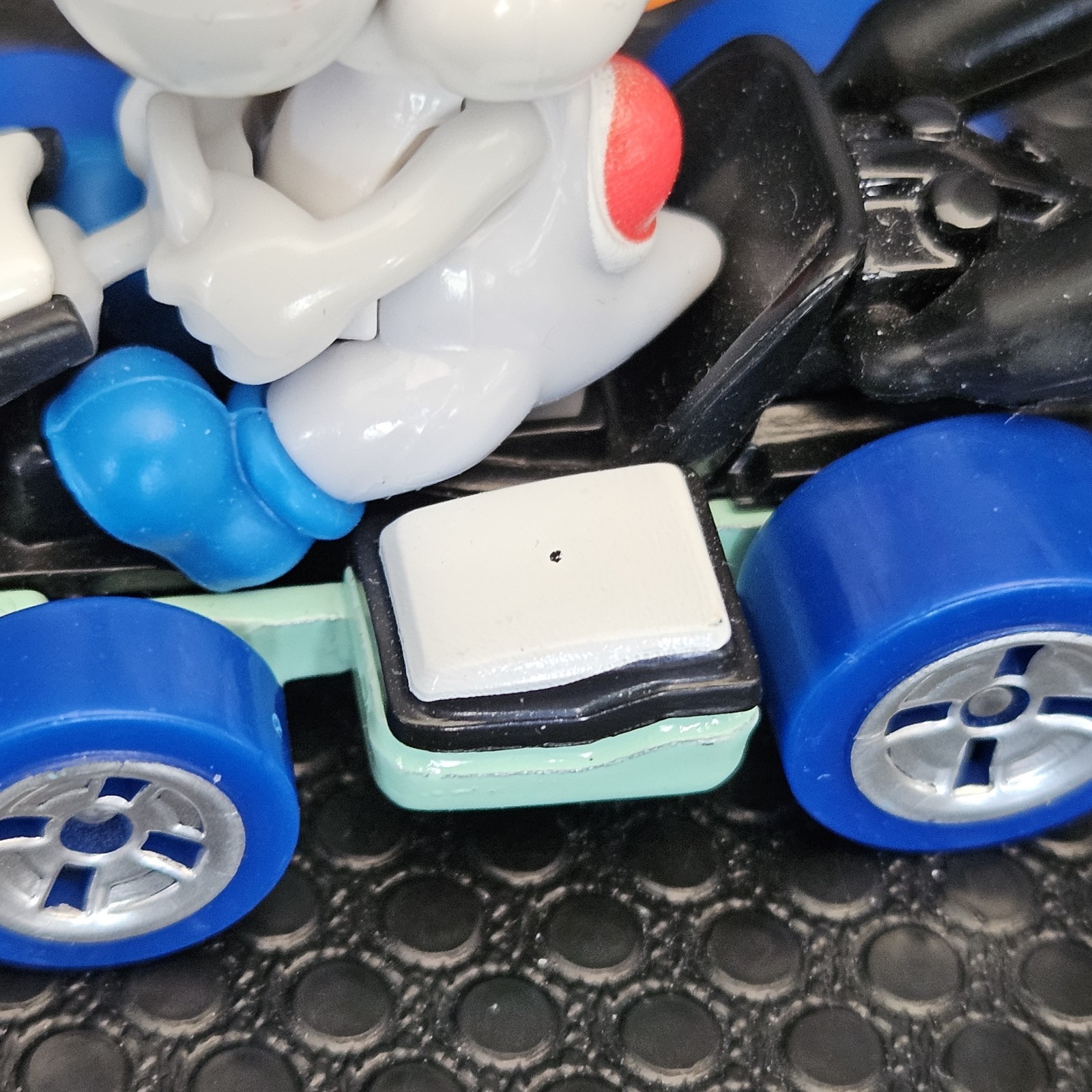 Hot Wheels Mario Kart WHITE GRAY YOSHI Diecast Car NO EGG Surprise Paint Wear