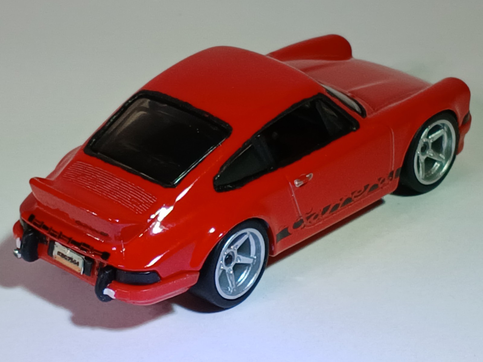 Hot Wheels Factory Fresh Porsche 911 Carrera RS 2.7 Red 1:64 Real Riders- Inter.