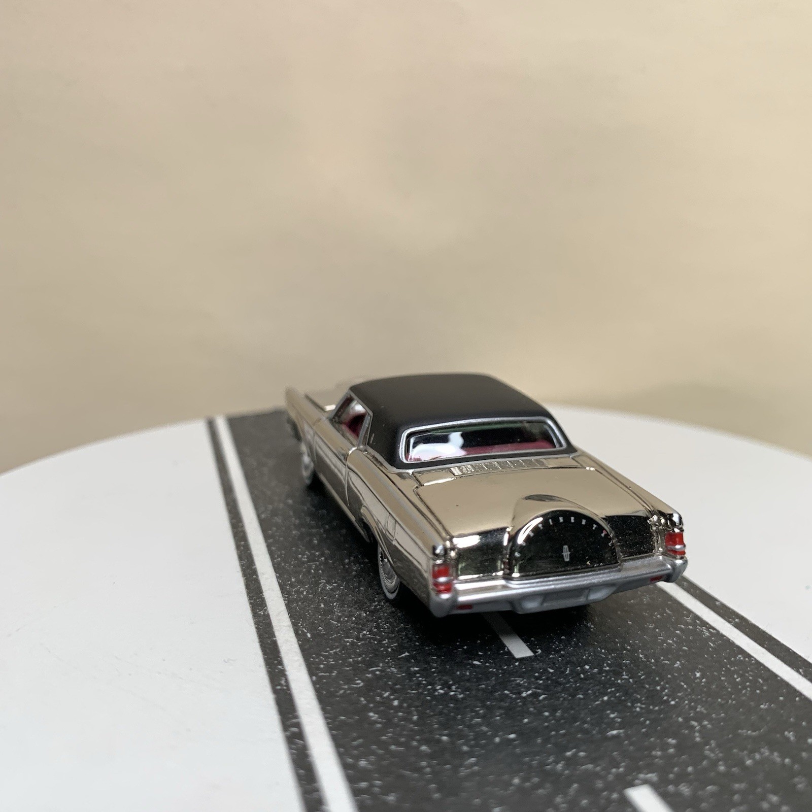 Johnny Lightning Classic Gold 1969 Lincoln Continental Mark III Chrome 1:64 NM